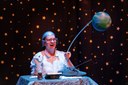 Globe_Meneer B vliegt naar de maan Rv beeld 6 Moon Saris.jpg